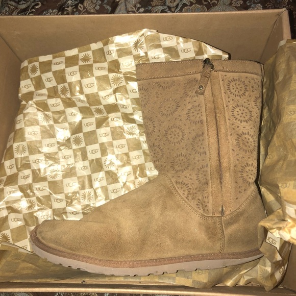 UGG BOOTS 👢 - Picture 1 of 6